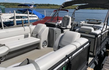 Godfrey Aquapatio 26ft Luxury Tritoon On Saratoga Lake For Up To 12 People