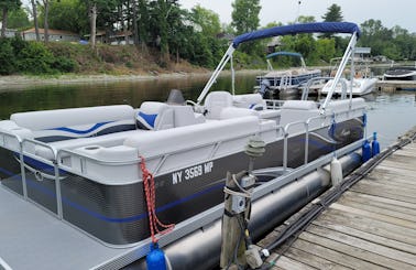 24' Qwest Edge Pontoon Rental in Plattsburgh, New York