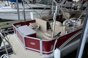 Harris Tritoon 25' comes with lilly pad, skis, and towable tube MM22