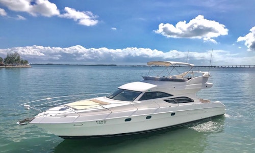 Yacht Cruising in Miami Bay for 9 guests